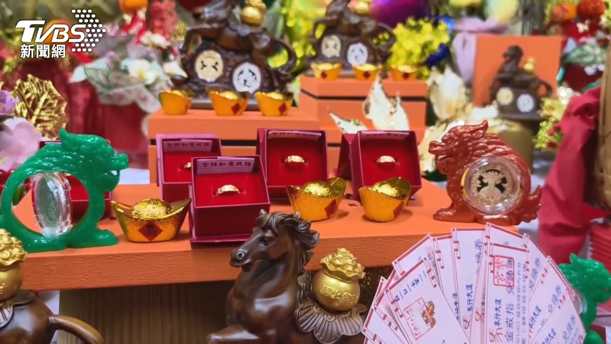 紫南宮錢母首發 「金戒指」藏金雞蛋內 苗栗升旗加碼iPhone掀熱潮。(圖/TVBS)