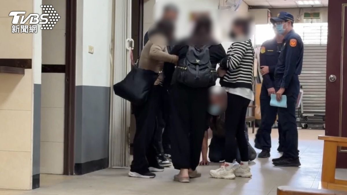 司機再次下跪道歉,母親哭聲撕心裂肺。(圖/TVBS)
