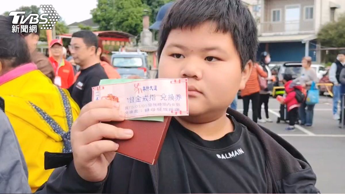 紫南宮錢母首發 「金戒指」藏金雞蛋內 苗栗升旗加碼iPhone掀熱潮。(圖/TVBS)