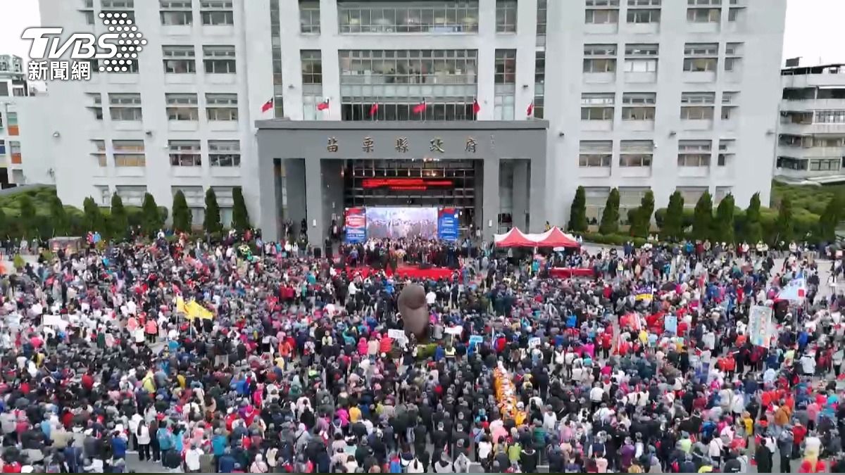 苗栗升旗加碼iPhone掀熱潮。(圖/TVBS)