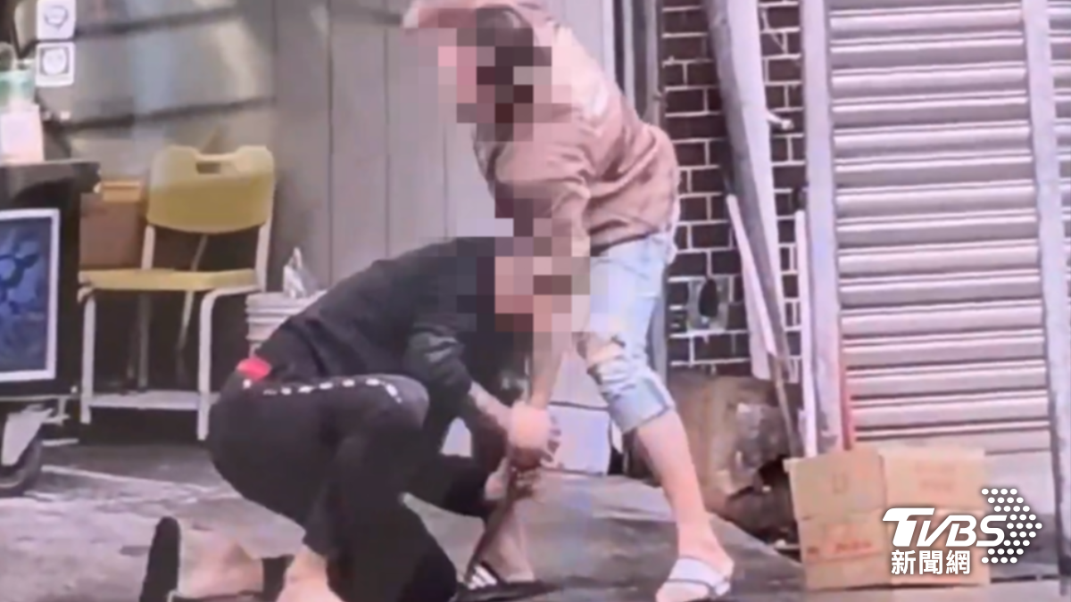 父子在街頭上大打出手,爸爸甚至拿彎刀及鐵棍要攻擊兒子。(圖/TVBS)