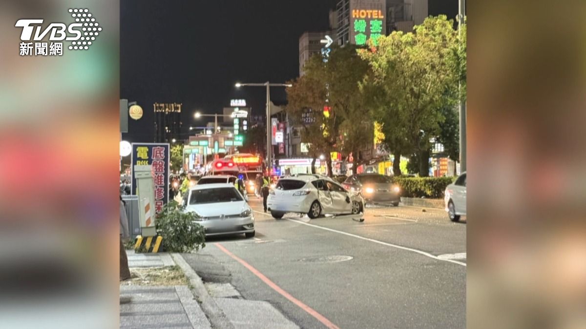 轎車跨年夜撞分隔島 「騰空翻覆」撞3輛汽機車。(圖/TVBS)