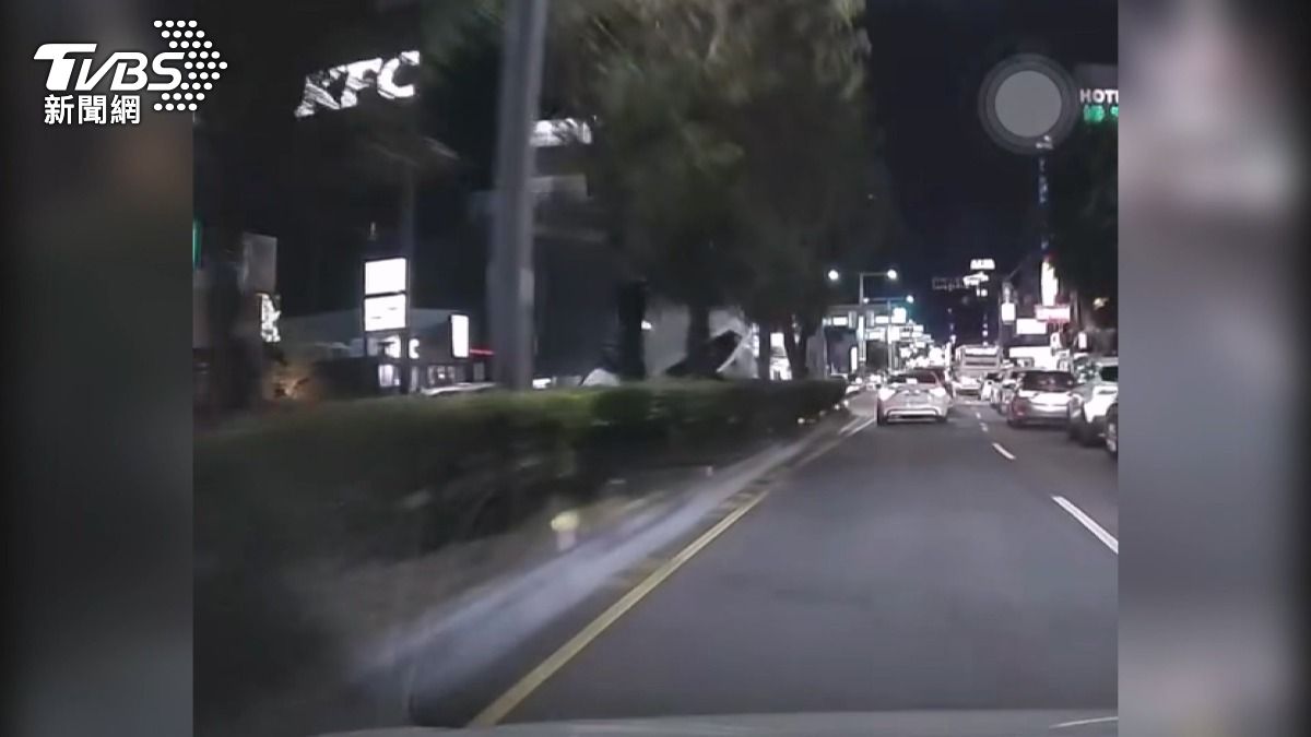 台中跨年驚魂 白車騰空翻覆撞路樹。(圖/TVBS)