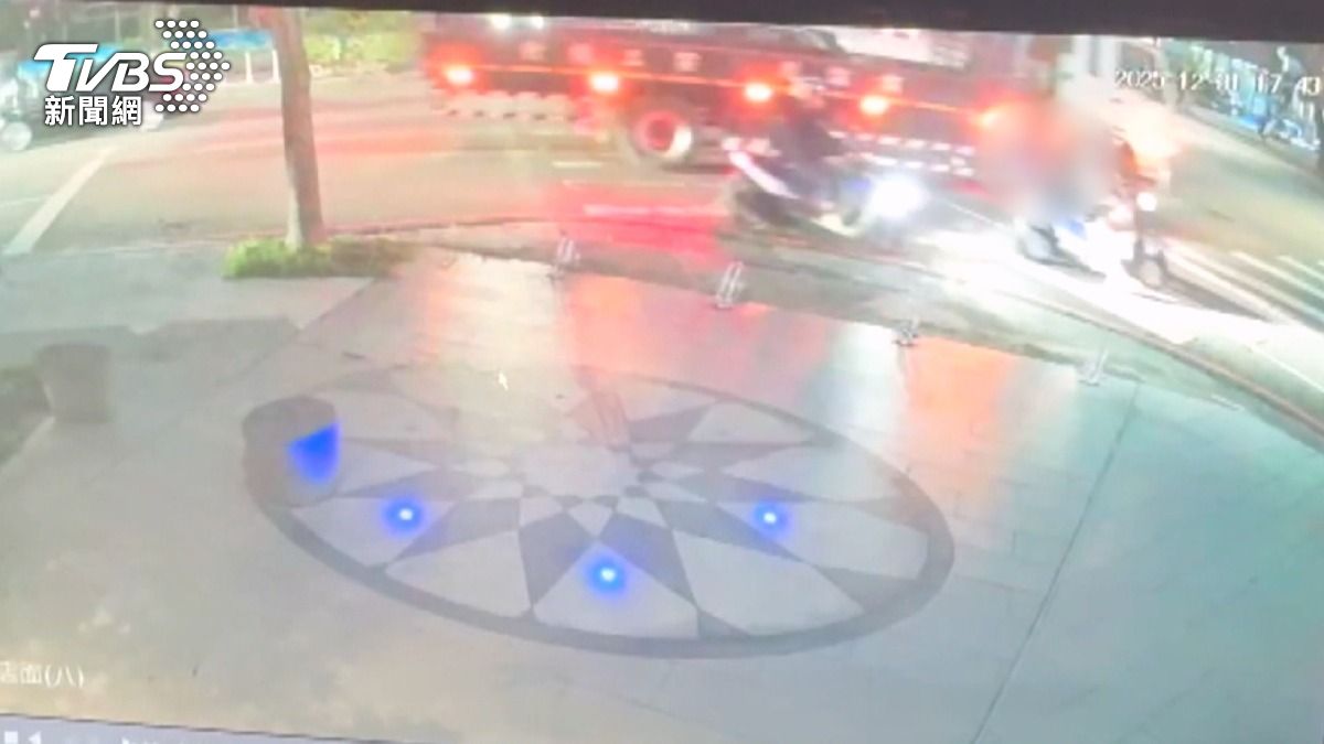 鄰長嬤載2孫遭輾亡　孫著急拉人 喊「阿嬤出來」。(圖／TVBS)