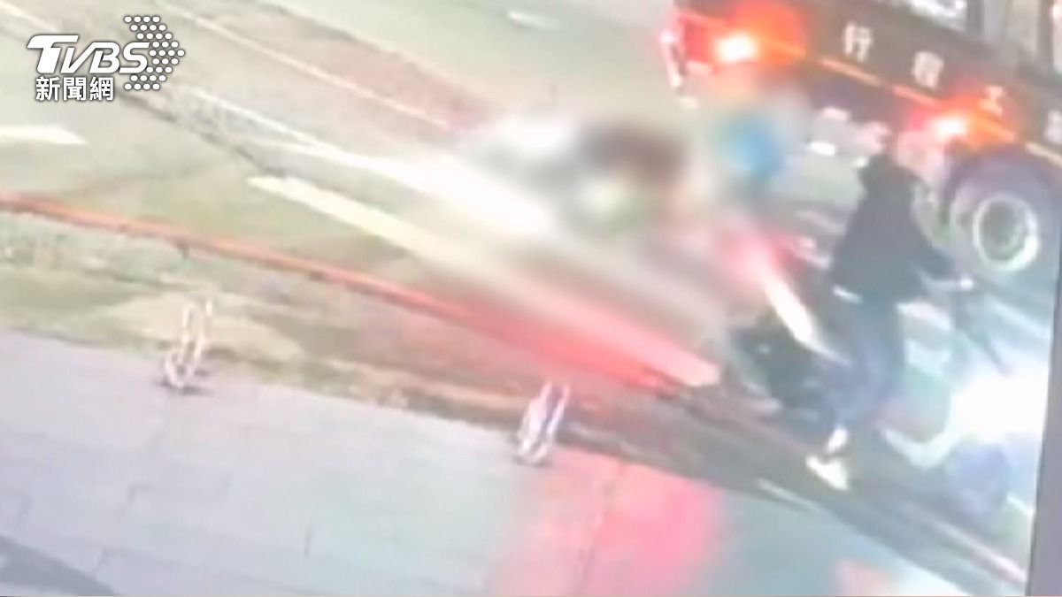載孫放學遇劫！鄰長嬷遭貨車輾亡　２孫僅輕傷。(圖／TVBS)