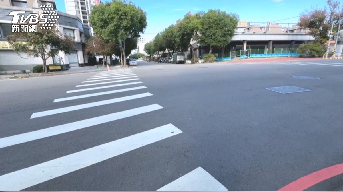 載孫放學遇劫！鄰長嬷遭貨車輾亡　２孫僅輕傷。(圖／TVBS)