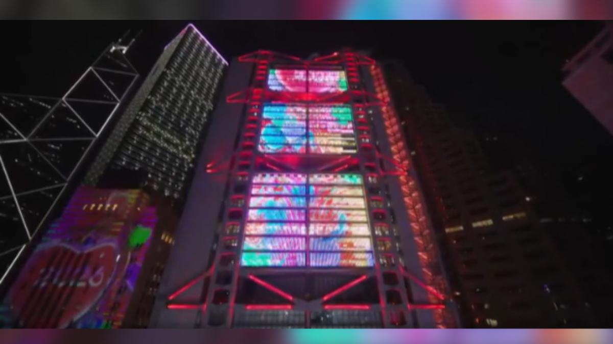 香港中環點亮渣打大樓、匯豐銀行等8座著名地標，長達3分鐘的燈光表演秀，繽紛搶眼、照亮夜空。（圖／香港TVB）