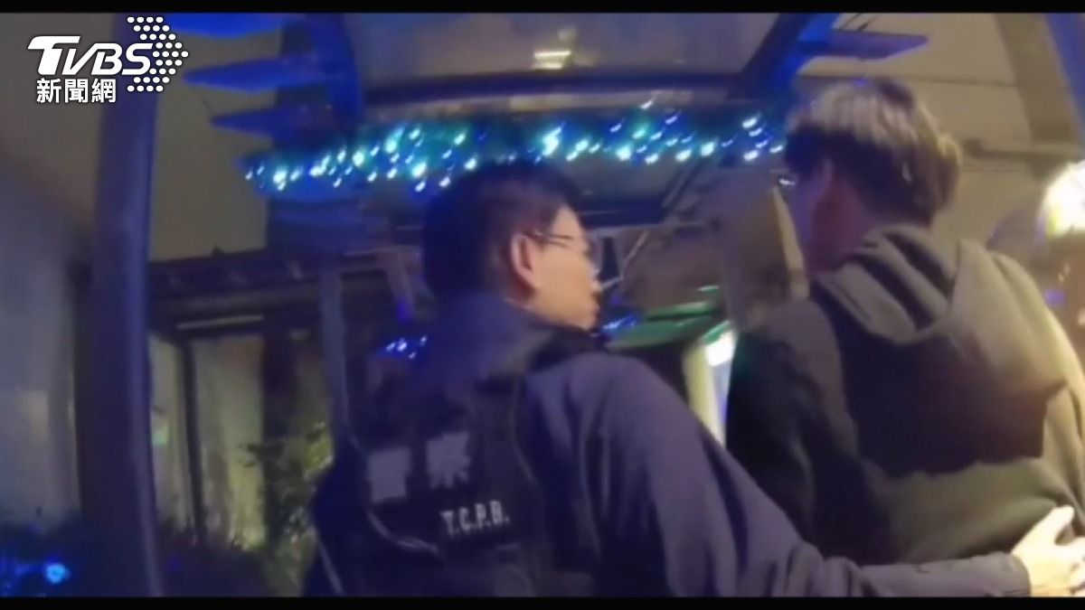 「辦我就好」醉男晶晶體 警方急抄人。(圖/TVBS)