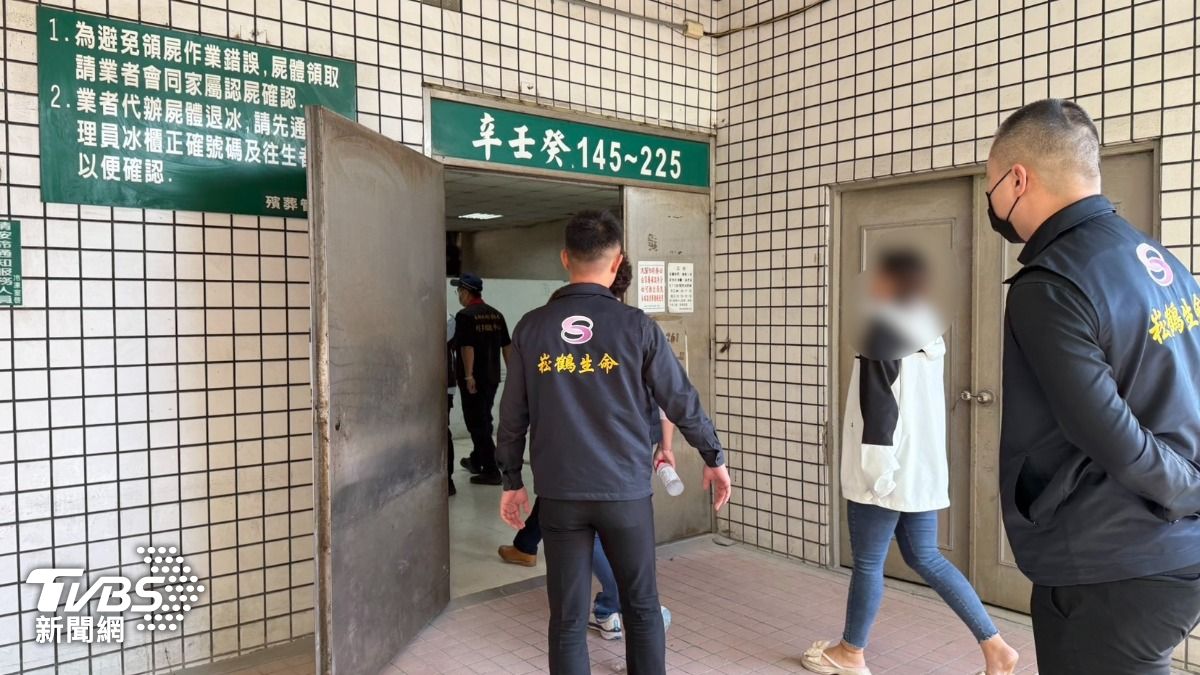 女嬰父母現身殯儀館。（圖／TVBS）