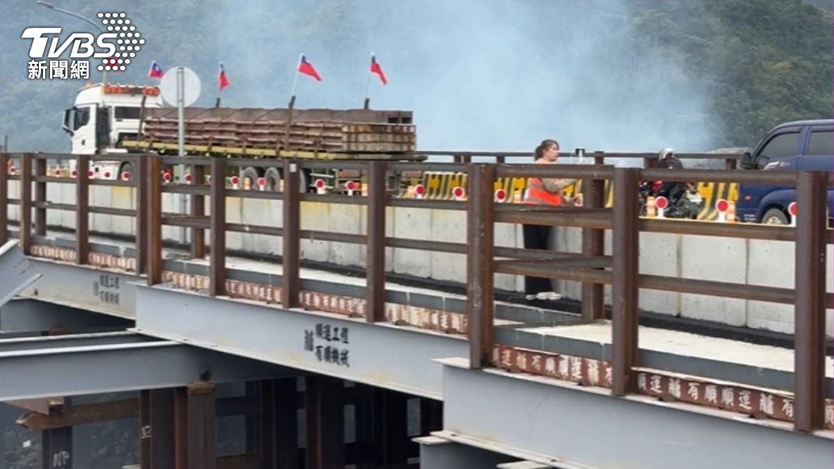 馬太鞍溪鋼便橋通車,至於馬太鞍溪橋的重建工作將持續進行。(圖/TVBS)