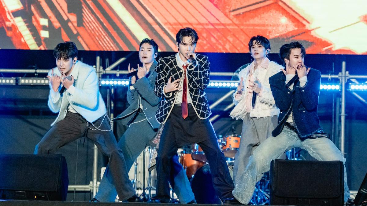 雲林跨年驚見「空中飛人」!本尊竟是男團成員 震呆全場