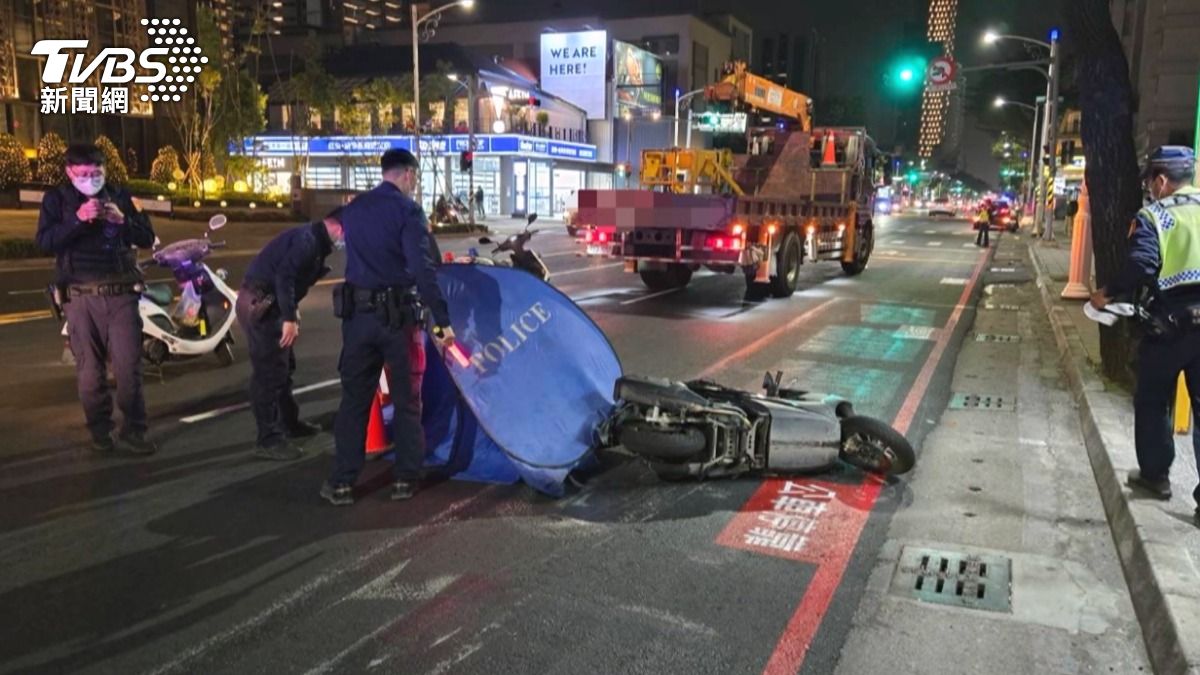 「咖啡新星」男大生跨年遭大貨車輾亡,肇事司機下跪。(圖/TVBS)
