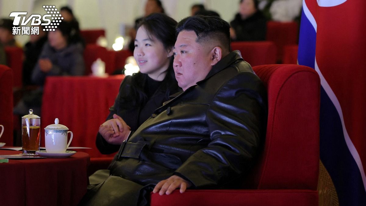 金正恩攜妻女跨年!金主愛與父手牽手坐「C位」 再掀接班討論