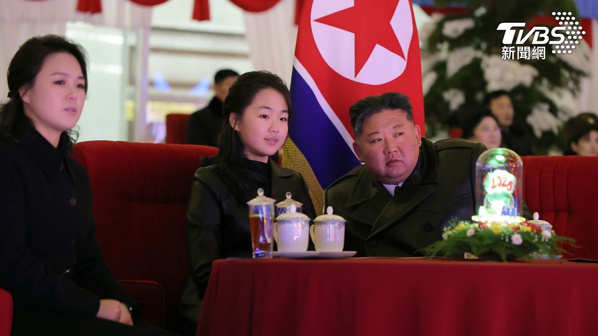 北韓最高領導人金正恩帶妻子李雪主(左)、愛女金主愛出席新年慶祝活動。(圖/達志影像美聯社)