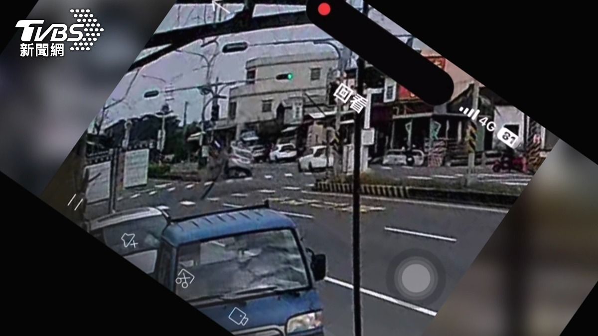 看完日出返家翻車!轎車失控自撞分隔島 新年驚魂畫面曝。(圖/TVBS)