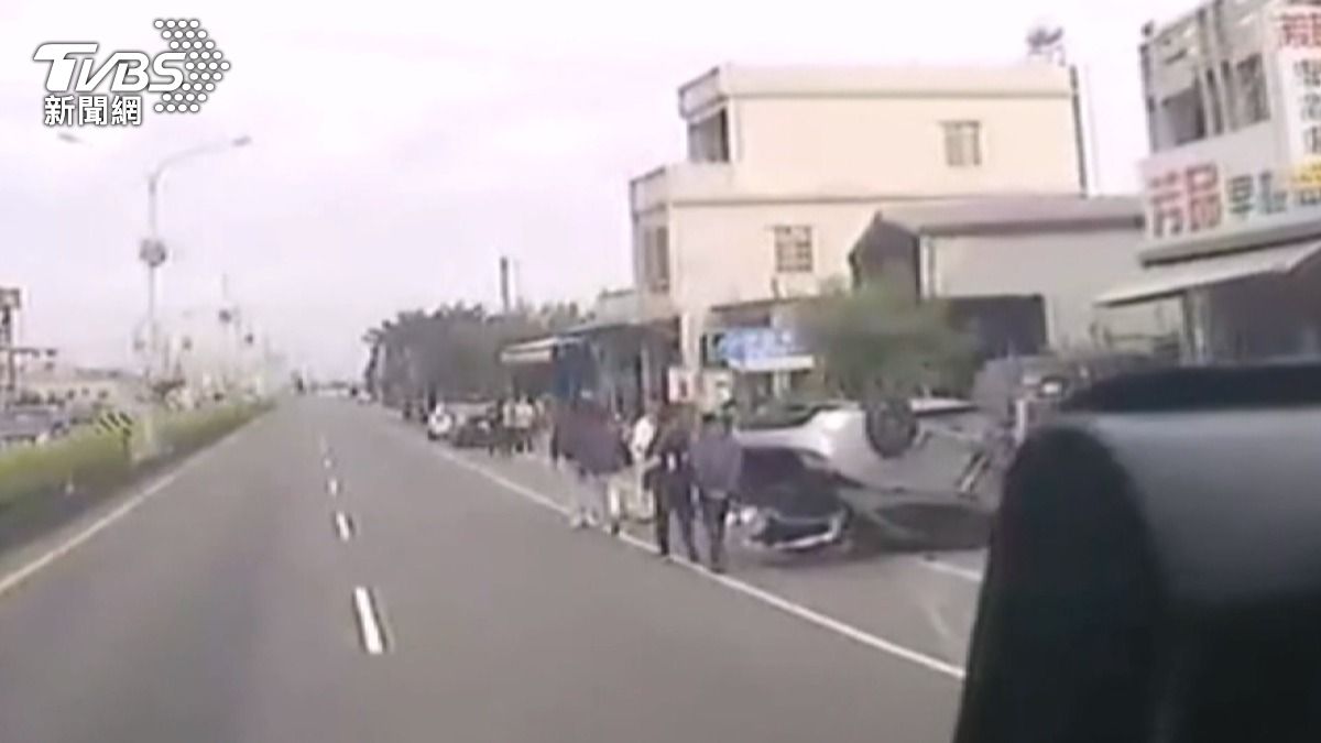 新年看日出驚魂 轎車自撞翻覆波及路邊停車。(圖/TVBS)