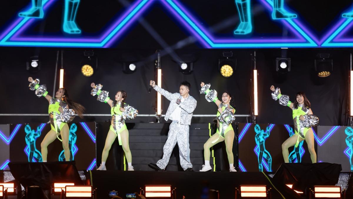 蕭秉治帶來演唱會等級演出,全場奇跳「射手舞」。(圖/東森提供)