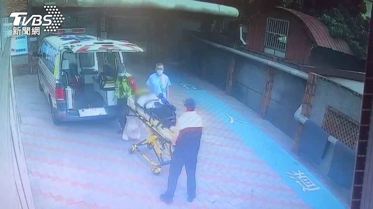 新年看日出驚魂 轎車自撞翻覆波及路邊停車。(圖/TVBS)
