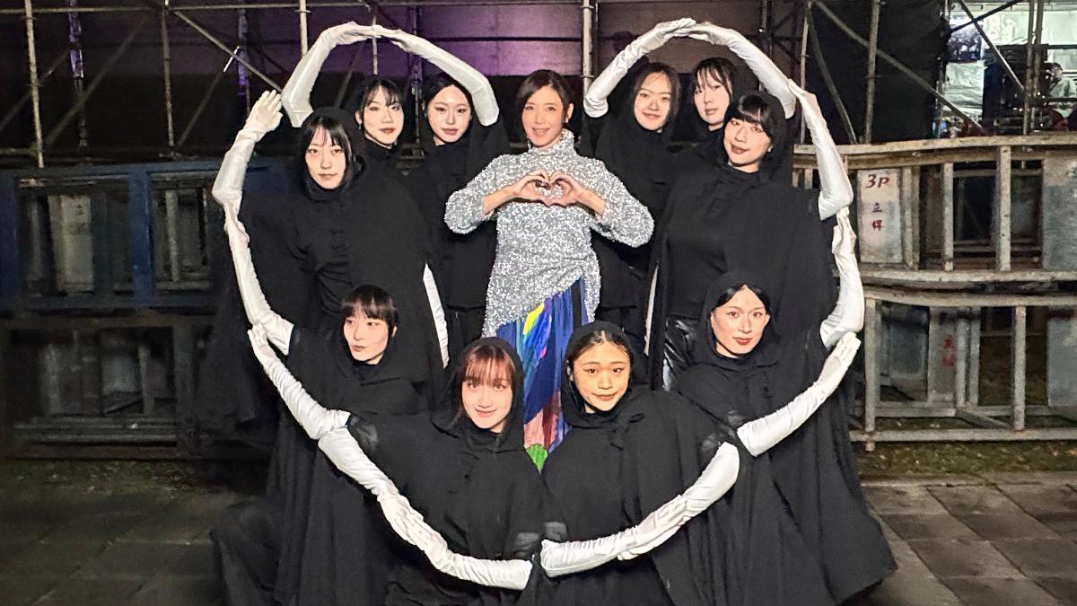蘇慧倫新竹跨年展現搖滾動感演出,更首次挑戰「手形舞」。(圖/相信音樂提供)