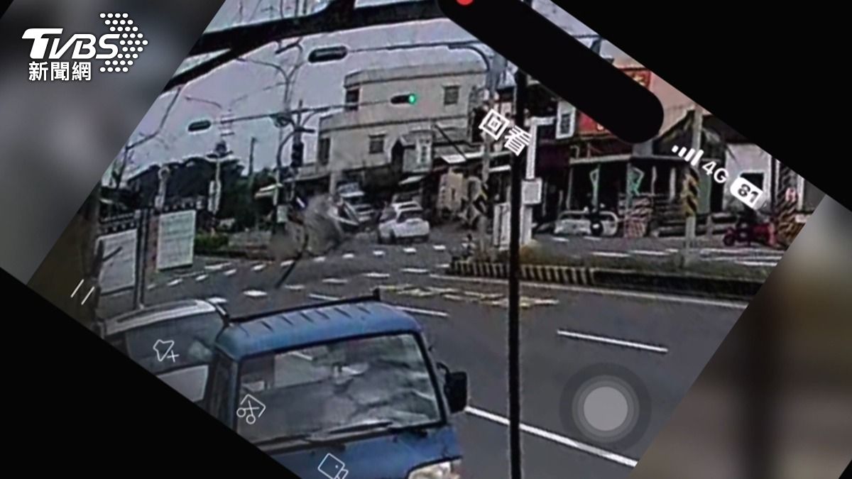 看完日出返家翻車!轎車失控自撞分隔島 新年驚魂畫面曝。(圖/TVBS)