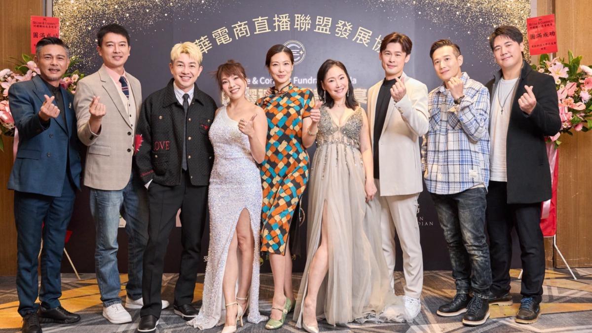 王俐人感謝好友們盛裝力挺。(圖/王俐人提供)