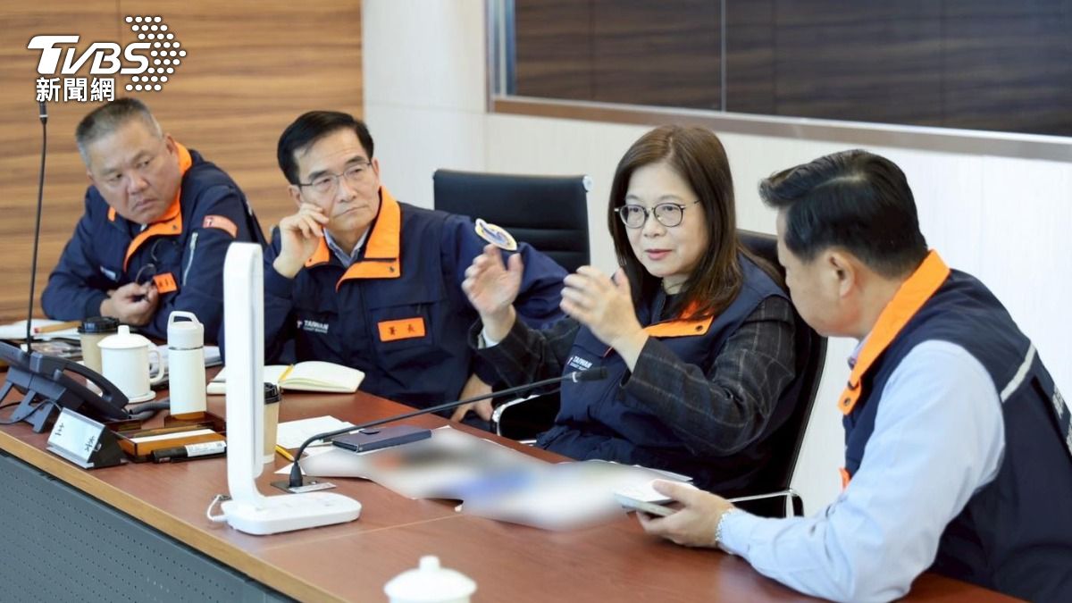 海委會主委管碧玲遭爆料,在中共圍台軍演未結束前,和多名海委會及海巡署高層餐敘,此為日前坐鎮應變中心畫面。(圖/管碧玲臉書)