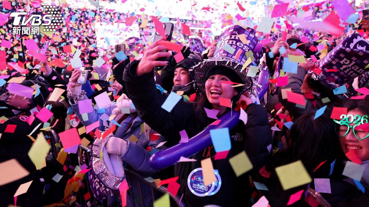 美國紐約市時報廣場湧入逾百萬人慶祝進入2026年 (圖/達志影像路透社)