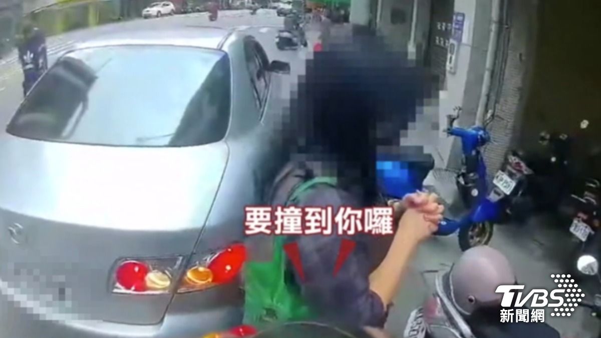 老先生不滿自家門口被停車,倒車想站位,遭控差點撞到人。(圖/TVBS)