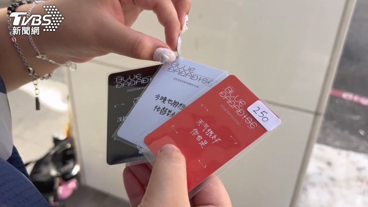 黃小姐在高雄商圈購買了韓團小卡，卻發現排版、材質跟官方正版卡不同，質疑「買到盜版」！（圖／TVBS）
