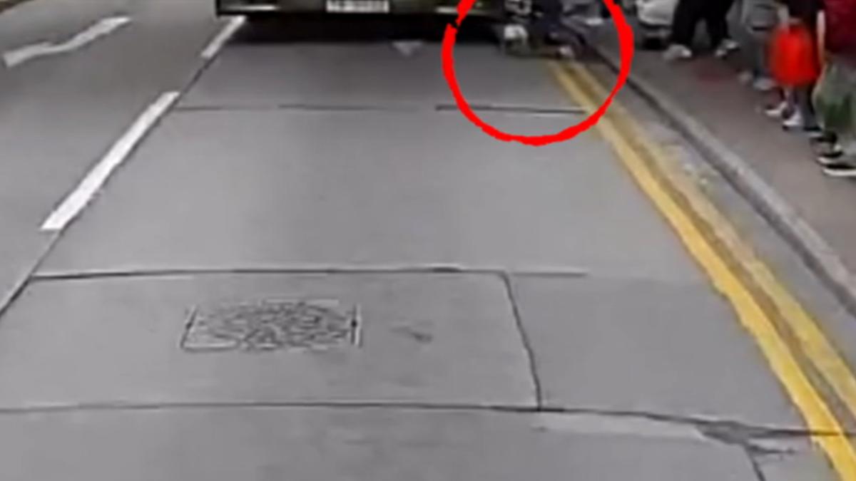 嬰兒車滑出人行道撞上巴士。(圖/香港民眾提供)