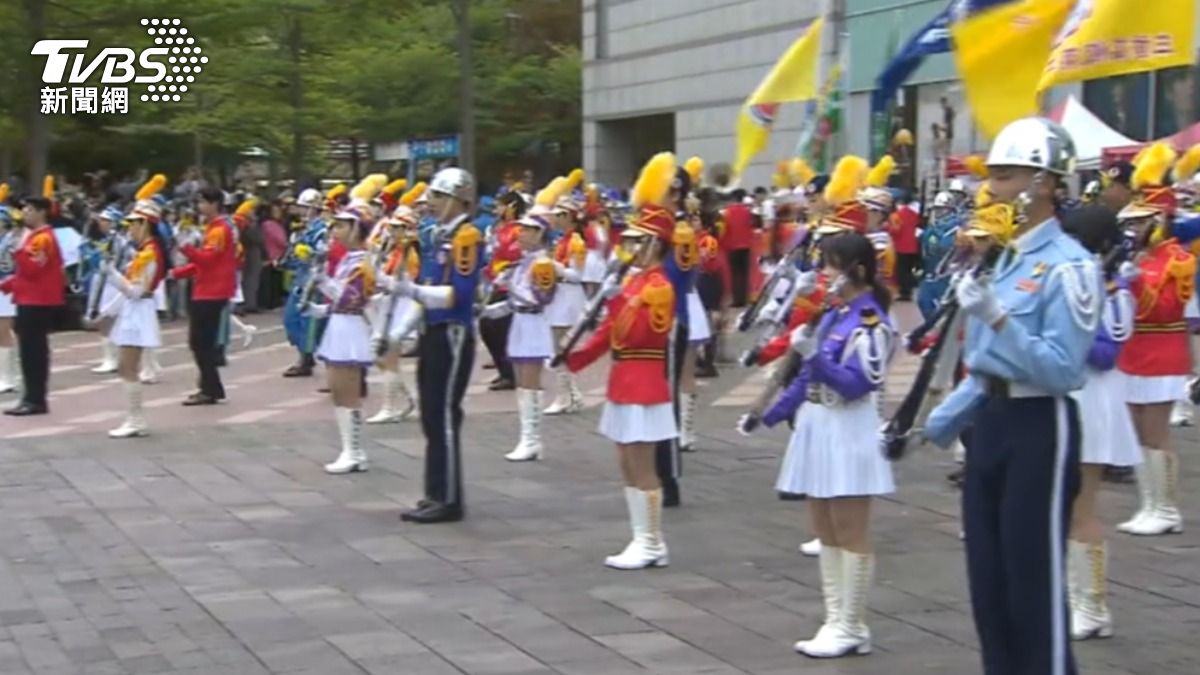 百貨業者舉行十校聯合樂儀旗隊表演。（圖／TVBS）