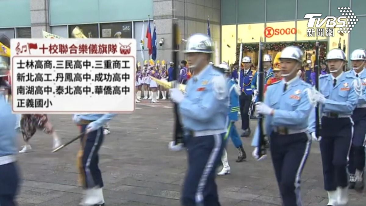 十所學校的樂儀旗隊在百貨前表演。（圖／TVBS）