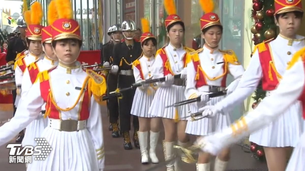 樂儀旗隊環繞百貨周邊遊行演出。（圖／TVBS）