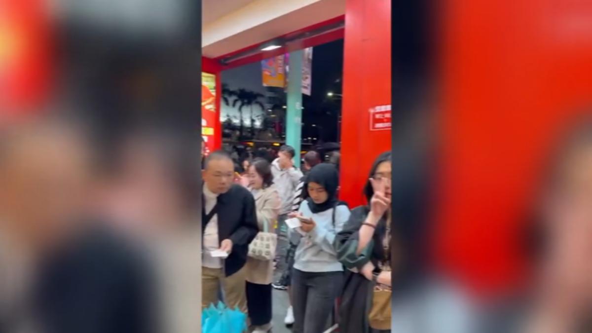 跨年炸物披薩店忙翻。（圖／TVBS）