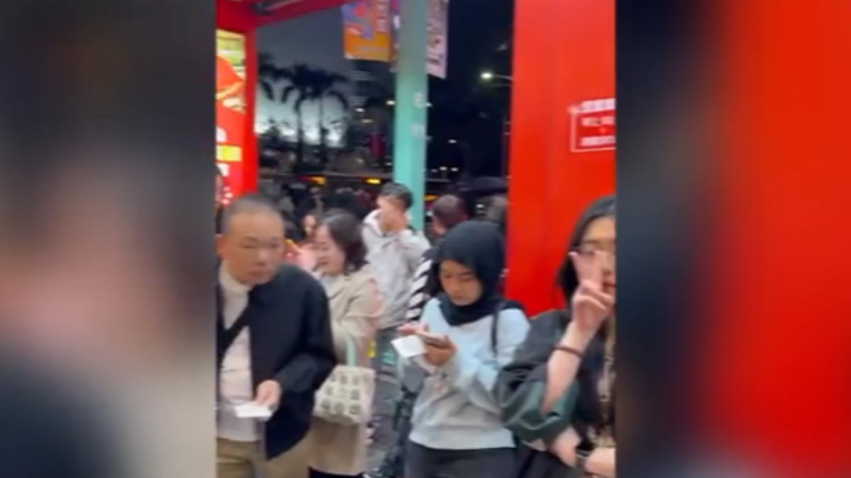 跨年炸物披薩店忙翻。(圖/TVBS)