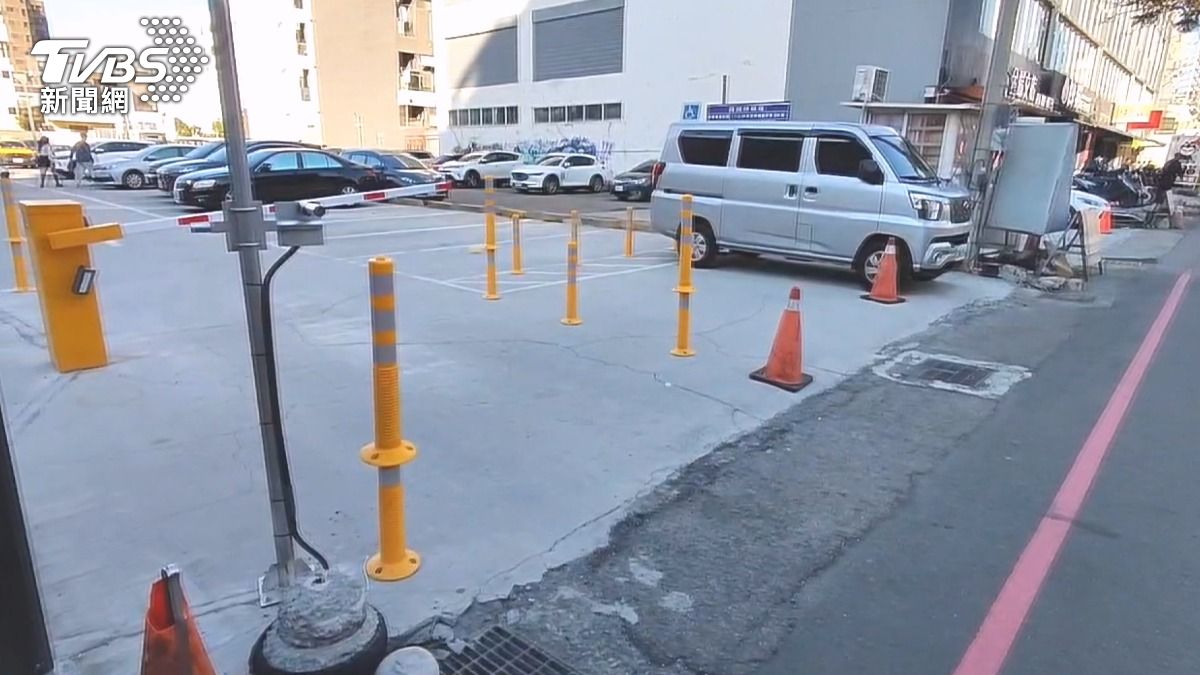 跨年夜移停車場三角錐 駕駛想蹭免費被抓包。(圖/TVBS)