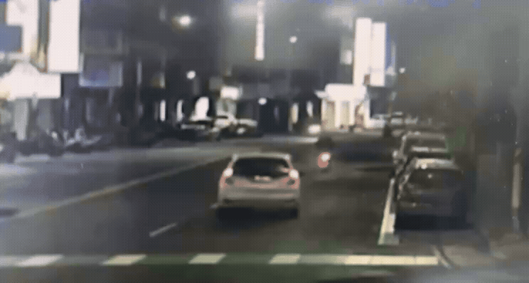 一名行人違規跨越雙黃線後橫越馬路，遭一名直行機車騎士撞上，搶救後宣告不治。（圖／TVBS）