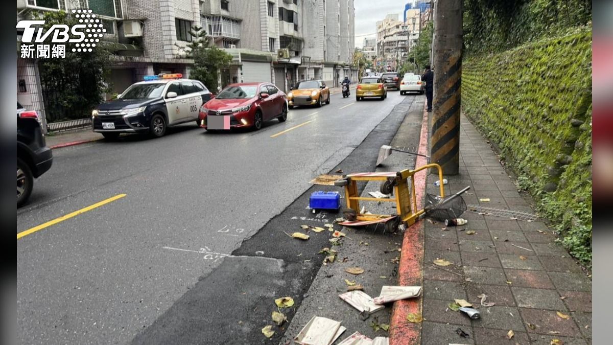 民歌歌手王夢麟涉及酒駕，撞毀清潔隊員的手推車。（圖／TVBS）