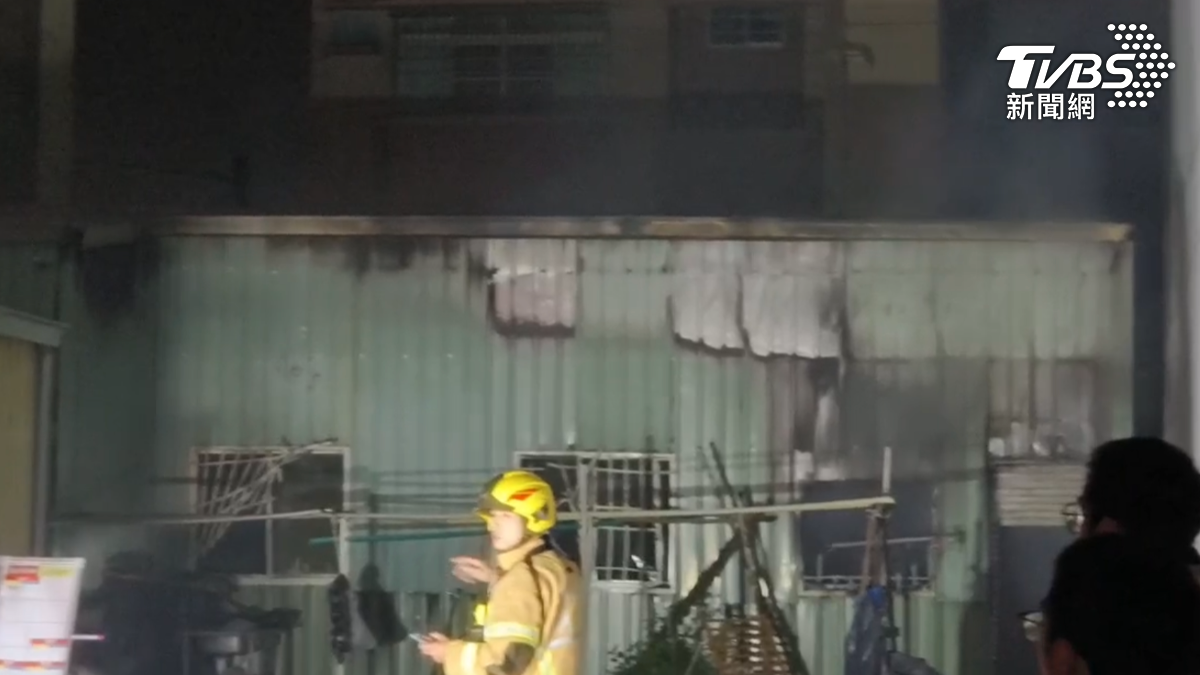 消防出動15車40人搶救。(圖/TVBS)