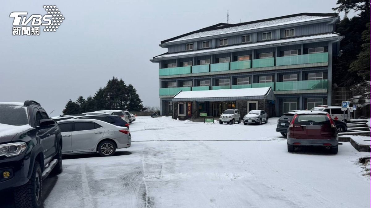 合歡山下雪。(圖/TVBS)