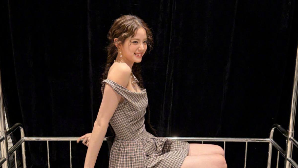 歐陽娜娜跨年演出獲好評,還特地準備手寫字歌詞。(圖/翻攝自歐陽娜娜微博)