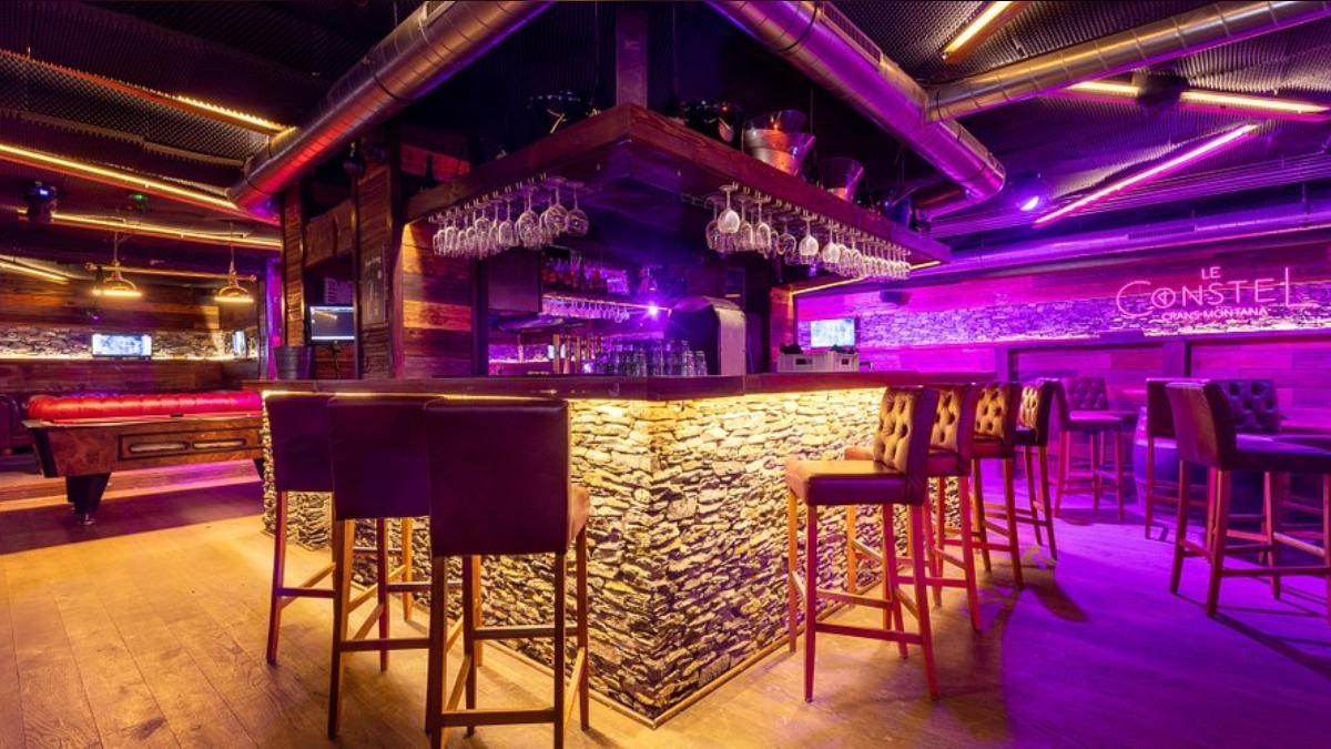 該酒吧多為木製裝潢。(圖/翻攝自 tripadvisor)