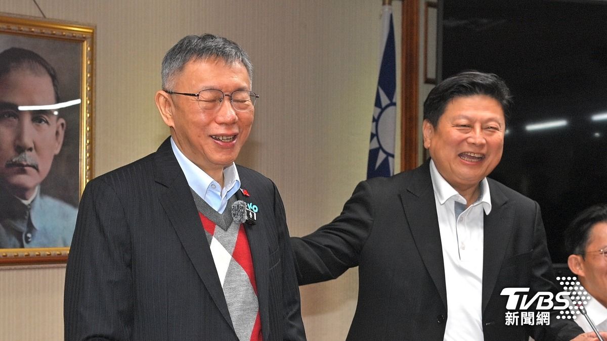 柯文哲前往國民黨立院黨團拜會，傅崐萁（右）讚他滿血復活。（圖／胡瑞麒攝）