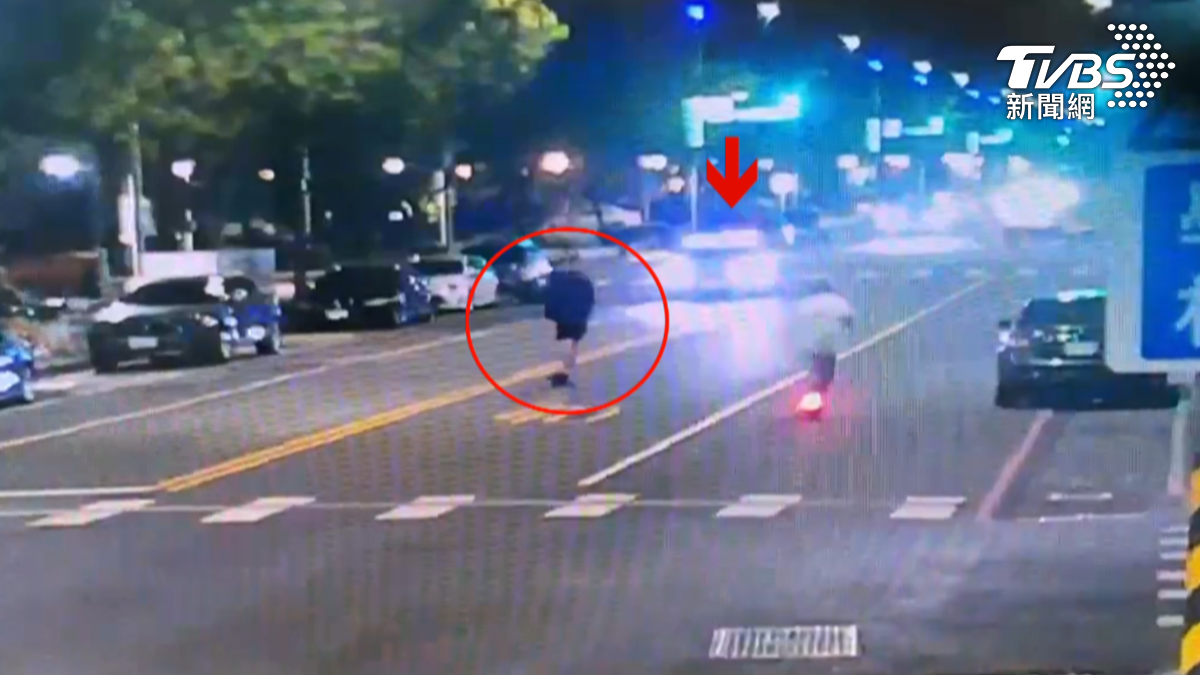 高雄黃姓男子與友人酒後駕駛電動滑板車騎上大馬路,恰巧遇到警車,當場被查獲。(圖/TVBS)