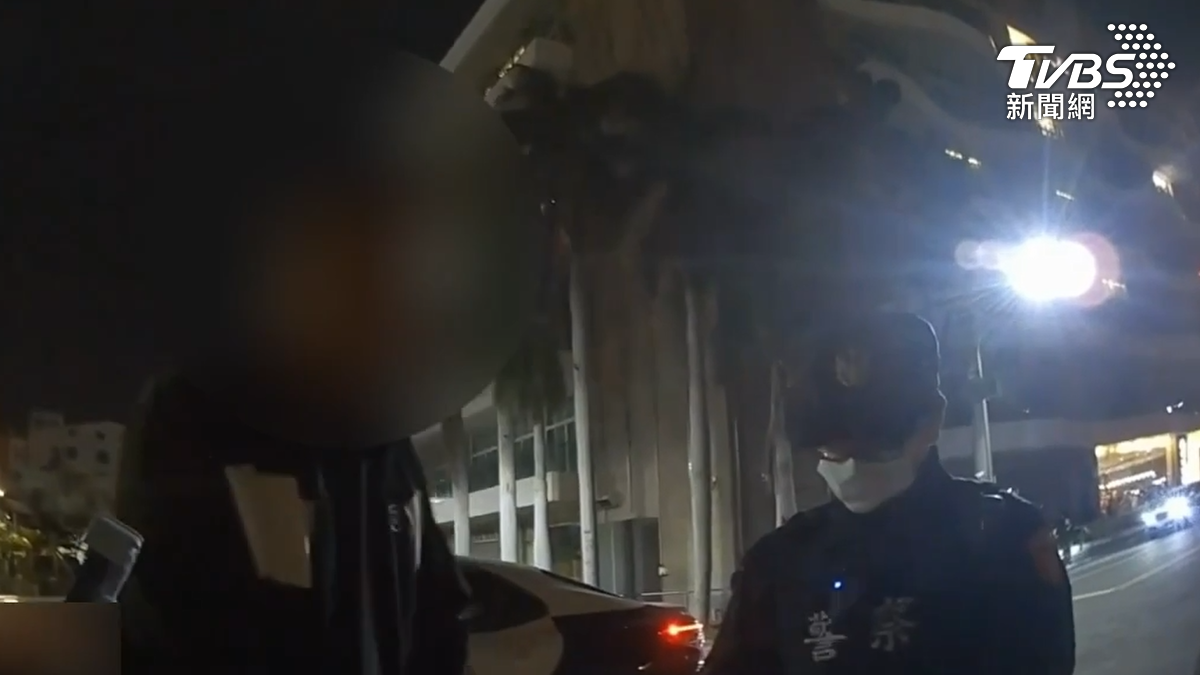 被攔下後,黃男立即向警察連聲道歉,但警方仍依法開出最高6000元罰單。(圖/TVBS)