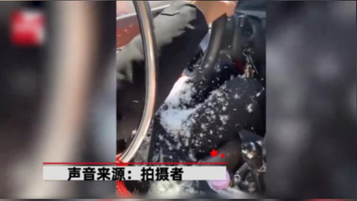 河北一名男子，一坐上多元計程車，羽絨服竟突然爆開，整車羽毛亂飛。（圖／網路）