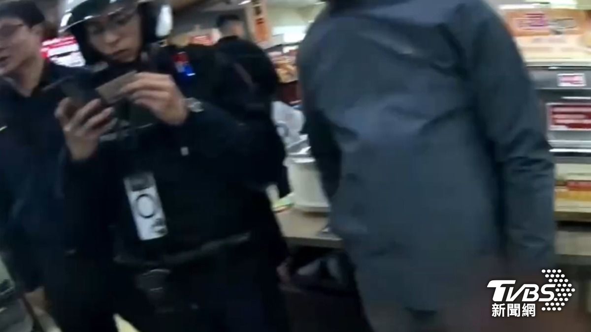 警方獲報後立即趕抵現場。(圖/TVBS)