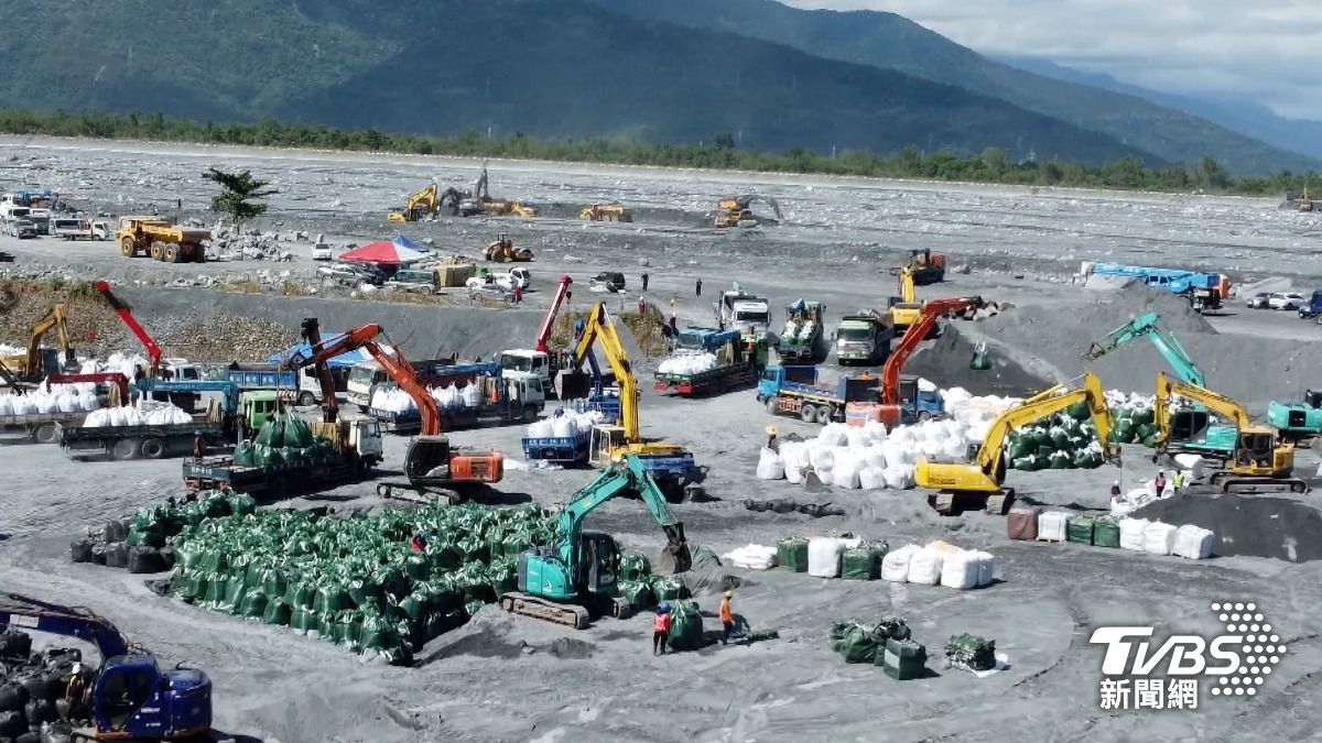 已疏濬挖出600萬立方土石,進度超前。後續將築堤防、搭配疏洪道、重災區植樹、和蓋滯洪池,慢慢卸掉堰塞湖水位,和馬太鞍溪共存。(圖/柯勝雄攝)