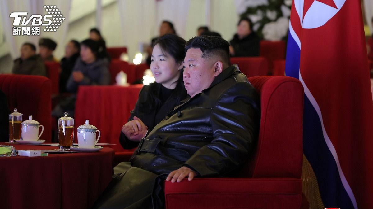 北韓領導人金正恩與女兒金主愛，在跨年晚會上互動親密，成為國際焦點。（圖／達志影像美聯社）