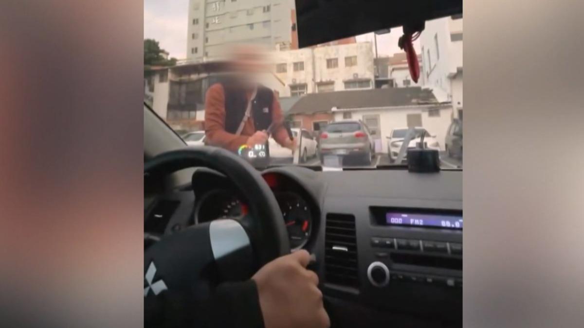 台東市鐵花村旁的停車場,一名40歲葉姓男子因酒後失控,無故折斷車輛雨刷並囂張挑釁。(圖/翻攝Threads_kac_.20)